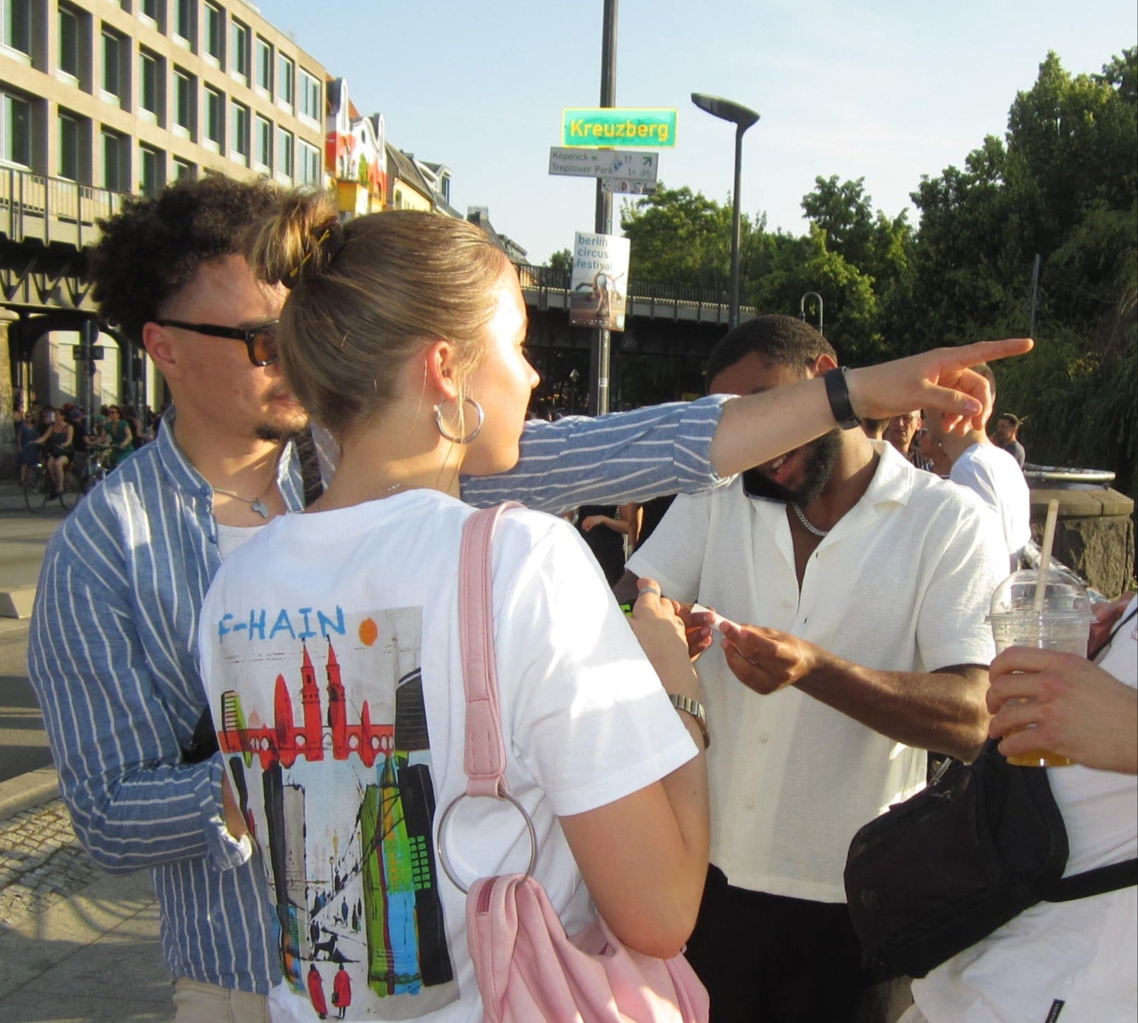Freund:innen in DSTRCTEE-Shirts in Berlin-Kreuzberg